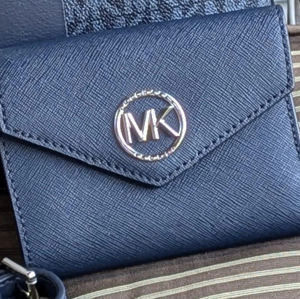 Michael Kors LIKE NEW Women’s Greenwich Envelope Trifold Navy small size wallet